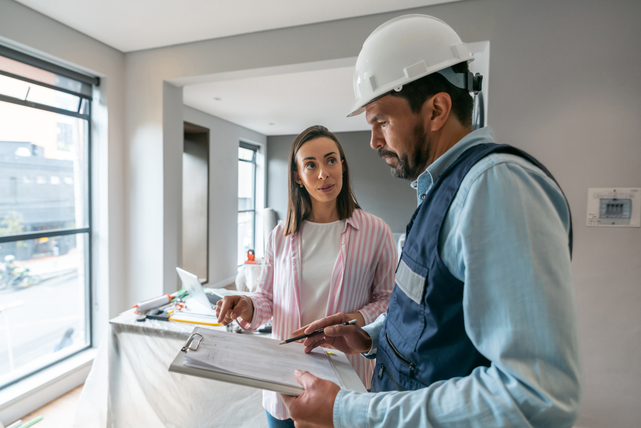 woman-talking-to-a-contractor-while-remodeling-her-house